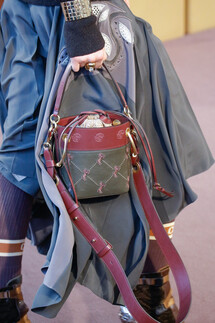 Details Chloé Fall 2018 Ready-to-Wear , Детали коллекции Хлоя осень зима 2018 , Fashion show , неделя моды в Париже , PFW , Paris Fashion Week , Mainstyles